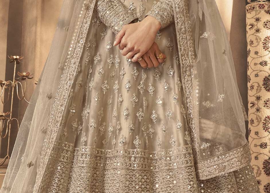 Fusion of Elegance and Tradition: 4 Amazing Twists in the Design of Salwar Kameez